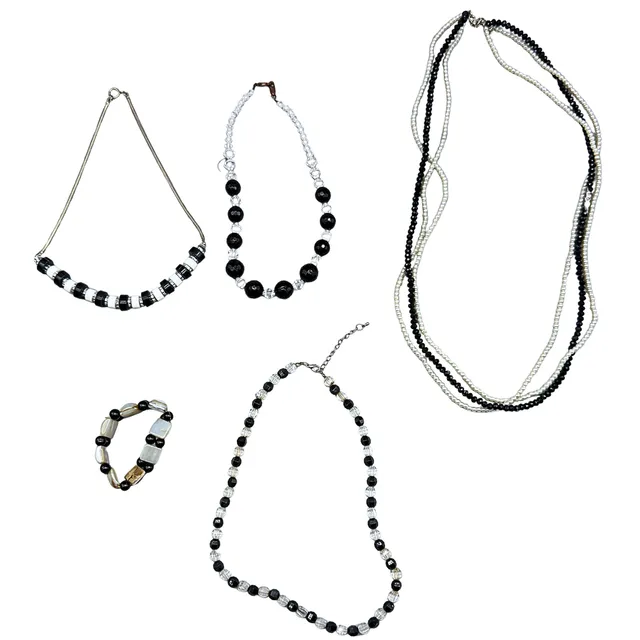 SCHMUCK-SET AUS VIER KETTEN UND EINEM ARMBAND.