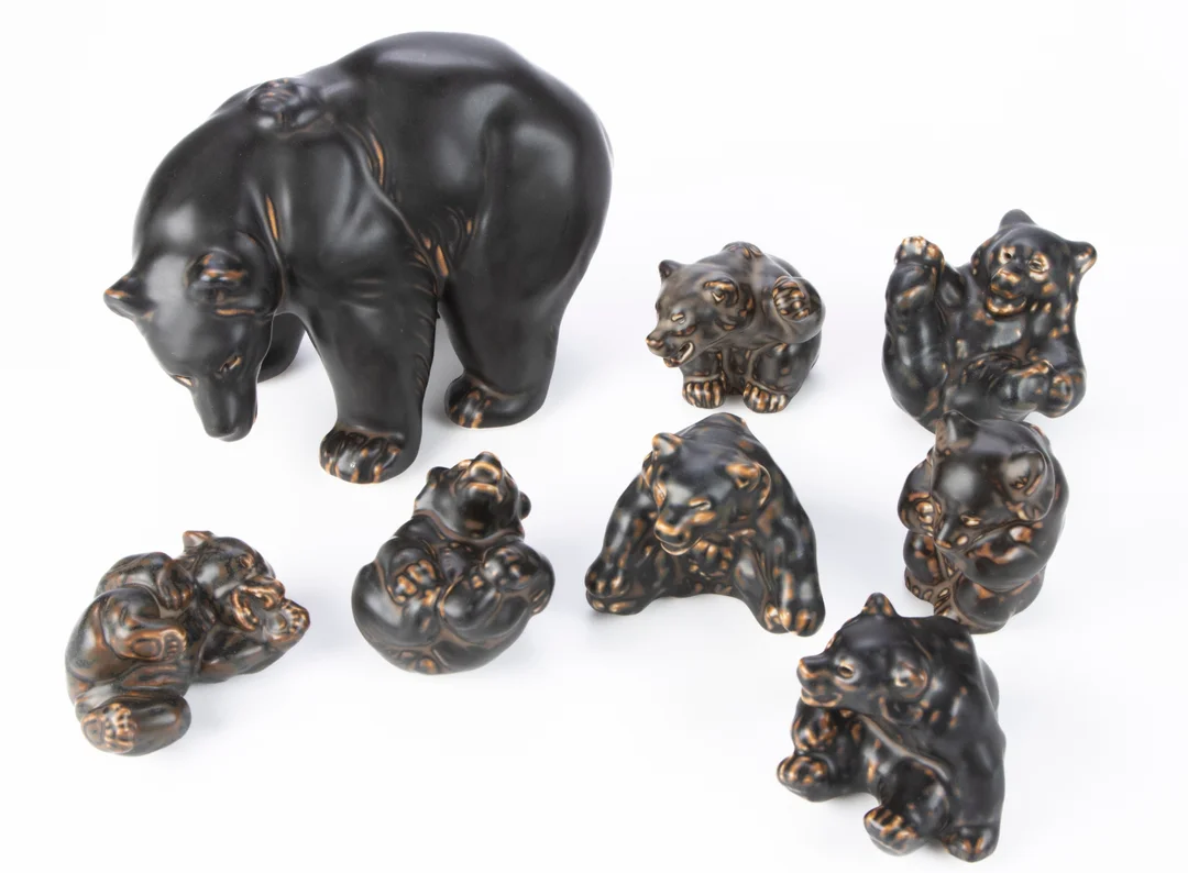 Knud Kyhn for Royal Copenhagen. Eight bears of glazed stoneware (8) — Glass, porcelain and ceramics/Figures — Lauritz