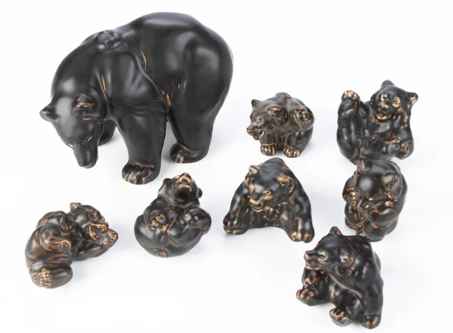 Knud Kyhn for Royal Copenhagen. Eight bears of glazed stoneware (8)
