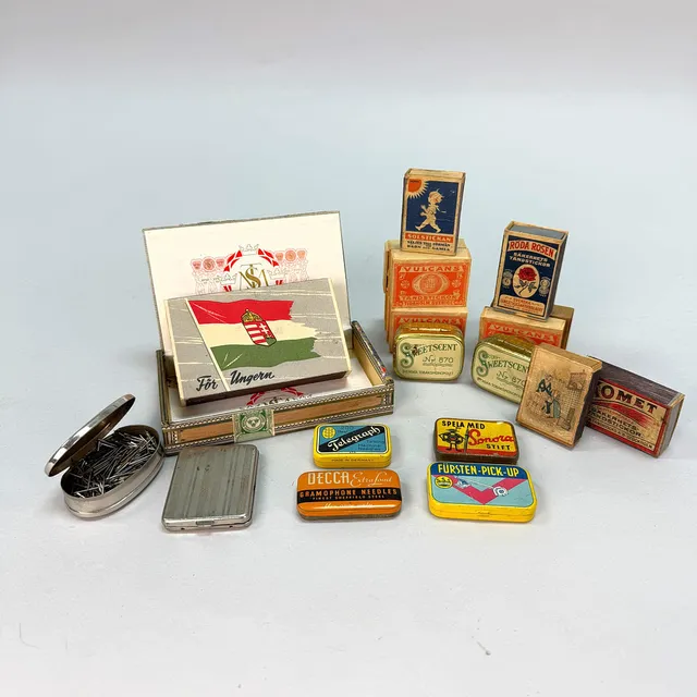 TÄNDSTICKSASKAR ,PLÅTASKAR & STIFT mm, metall, kartong, 1900 talets första och mellersta hälft.