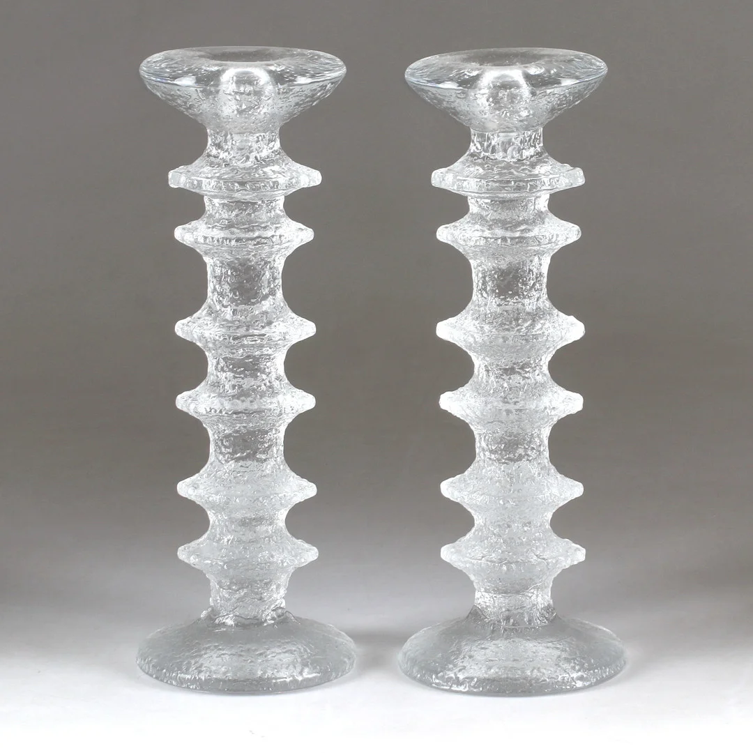 TIMO SARPANEVA. Ljusstakar, 2 st, glas, "Festivo", Iittala, Finland. — Candlesticks — Stadsauktion Sundsvall