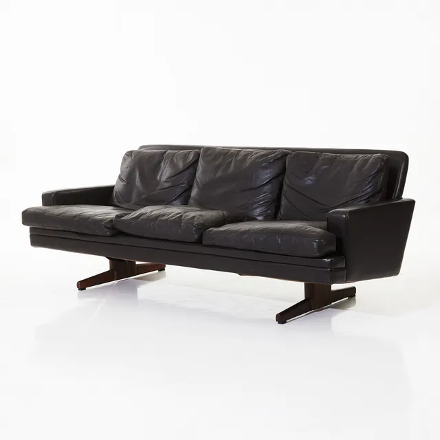 SOFFA, Fredrik A. Kayser, Vatne Möbler, Norge,1960-tal. svartbrun skinnklädsel.