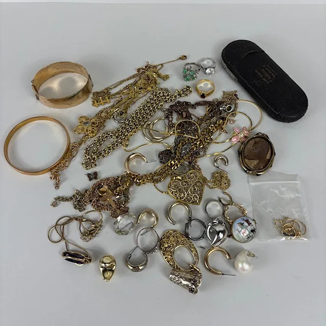 ASSORTED COSTUME JEWELLERY.