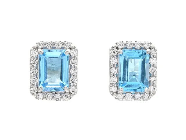 ÖRHÄNGEN, 18K vitguld, smaragdslipade topaser ca 2,50 ct, 36 briljantslipade diamanter ca 0,30 ctv, TW-W/VVS-VS, stift, vikt 3,7 g, topasen har mindre ytdefekter.