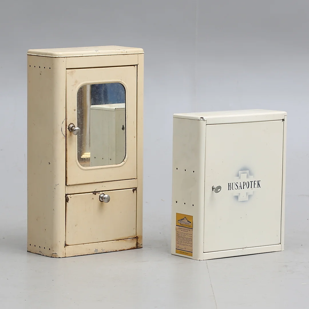 SKÅP, (2), plåt, 1900-talets mitt. — Miscellaneous — Auktionshuset Thelin & Johansson