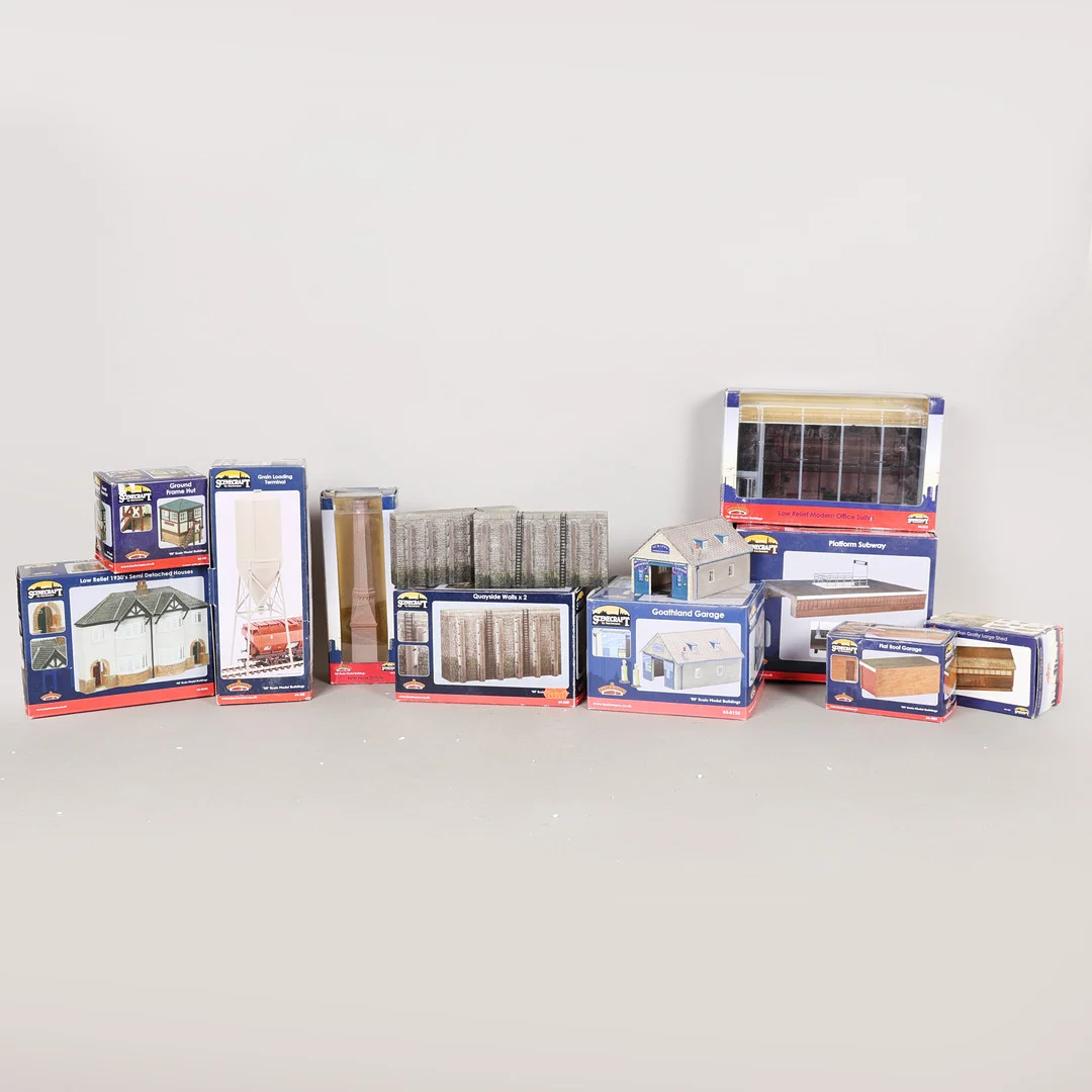 BACHMANN BRANCH-LINE OO GAUGE SCENECRAFT ITEMS (10). — Model railways — Bishop & Miller