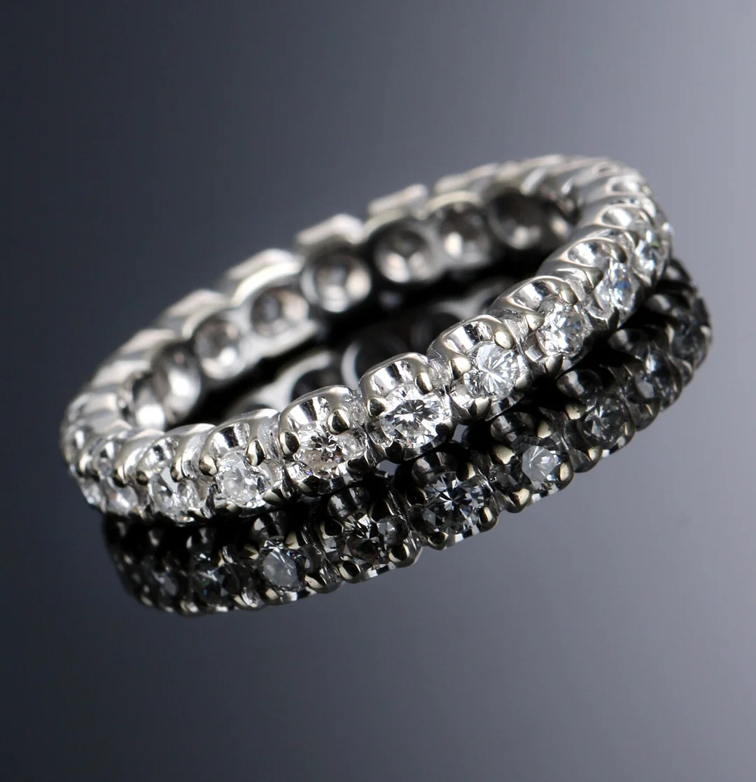 Brillant-alliancering af 18 kt. urhodineret hvidguld, i alt ca. 0.77 ct Denne vare er sat til omsalg under nyt varenummer 5741655 — Jewellery/Rings — Lauritz