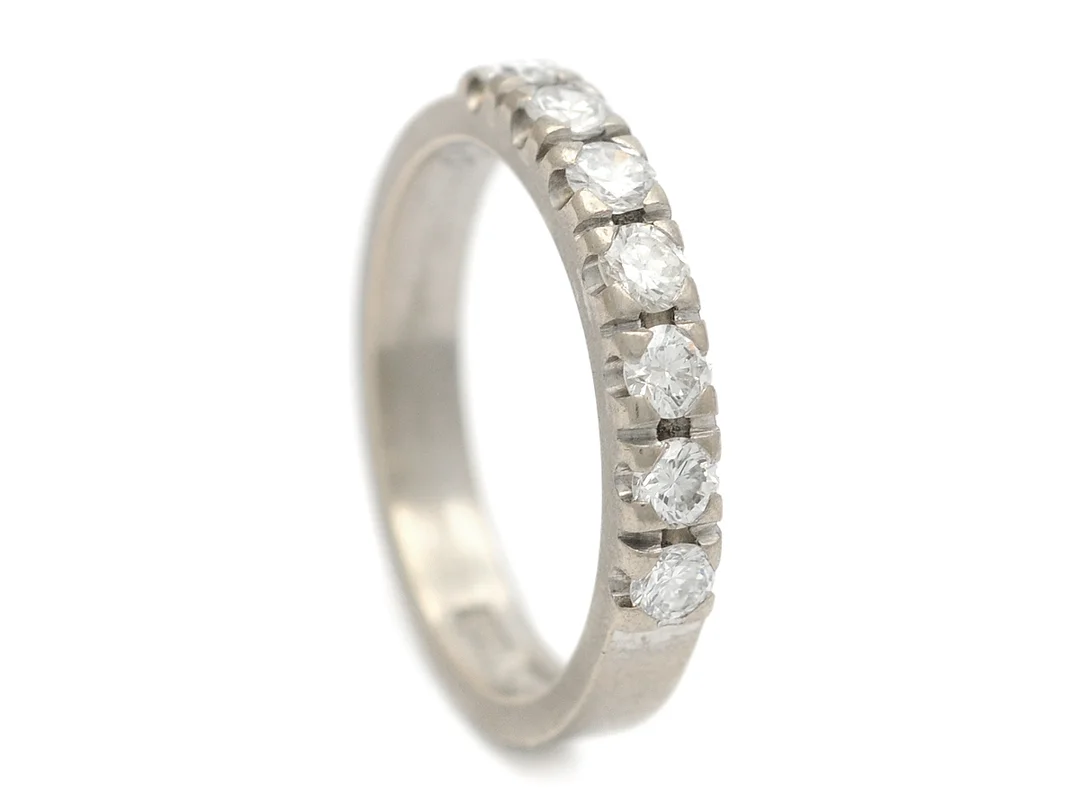 ALLIANSRING, 18K vitguld, 7 briljantslipade diamanter 0,56 ctv enligt gravyr, ca TW-W/VS-SI, Örneus Guldsmedja Stockholm 1976, stl 17 mm, vikt 4,4 g. — Smycken/Alliansring — Kaplans