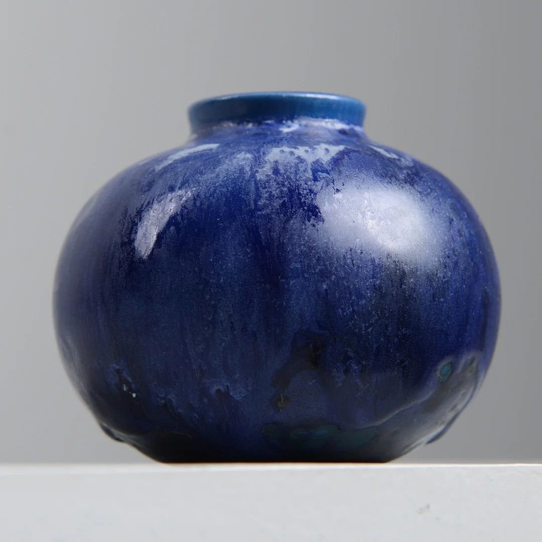 WILHELM KÅGE. Vas, Farsta, Studiohanden, Gustavsberg, signerad samt daterad 1939. — European — Formstad Auktioner