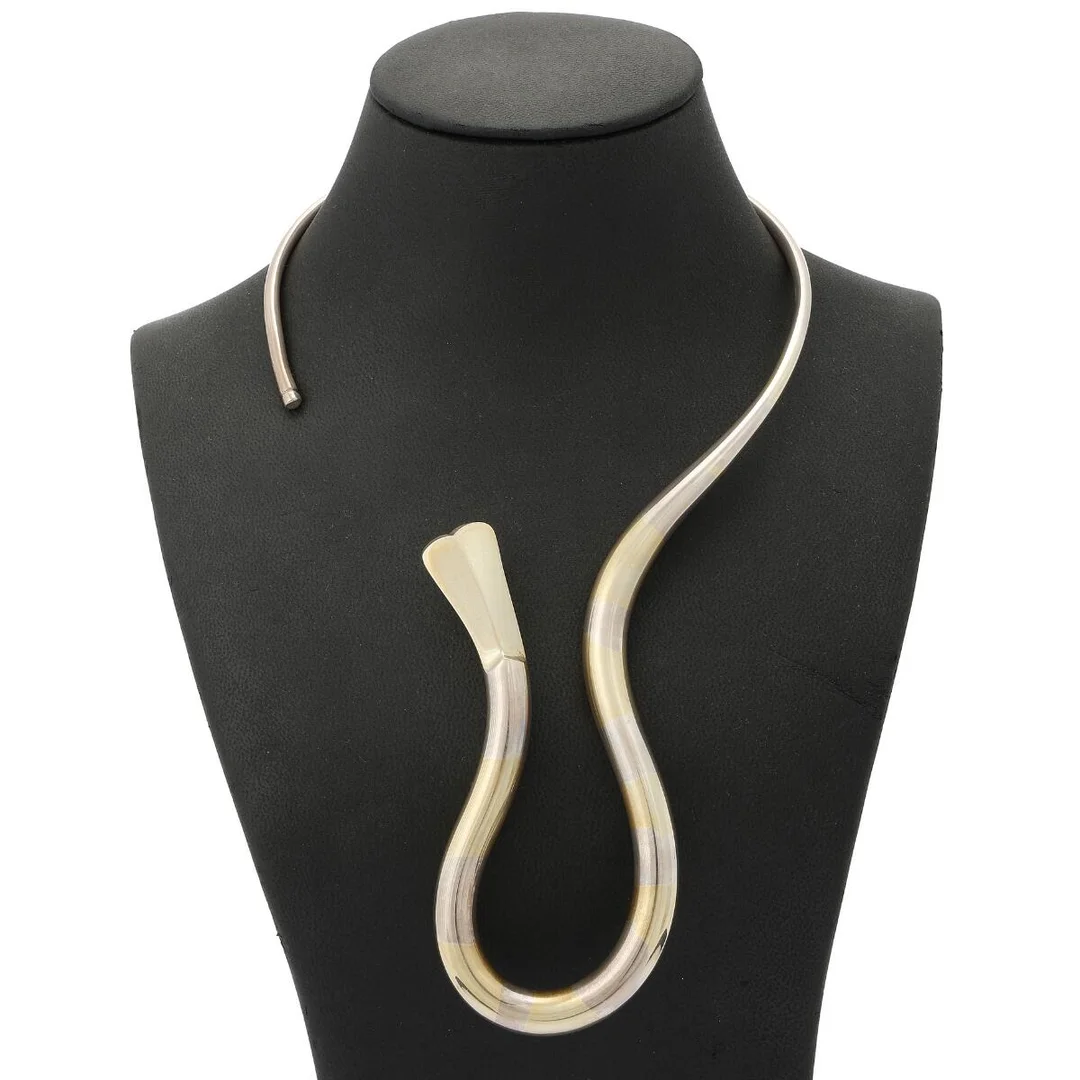 Karlheinz Sauer: A neck ring of partly gilded sterling silver. Signed K. Sauer. 2006. Diam. 16 cm. — Jewellery/Necklaces & pendants — Bruun Rasmussen