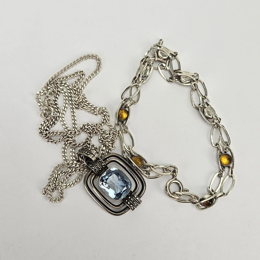 HÄNGE samt ARMBAND med stenar. Bland annat Mattsson & Olsson, Malmö. 1900-tal. — Jewellery — Auktionshuset Thörner & Ek