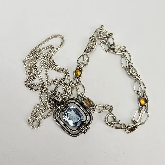 HÄNGE samt ARMBAND med stenar. Bland annat Mattsson & Olsson, Malmö. 1900-tal.