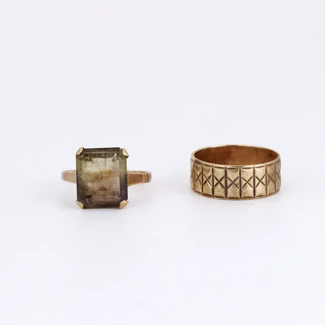 TWO 9CT GOLD RINGS.