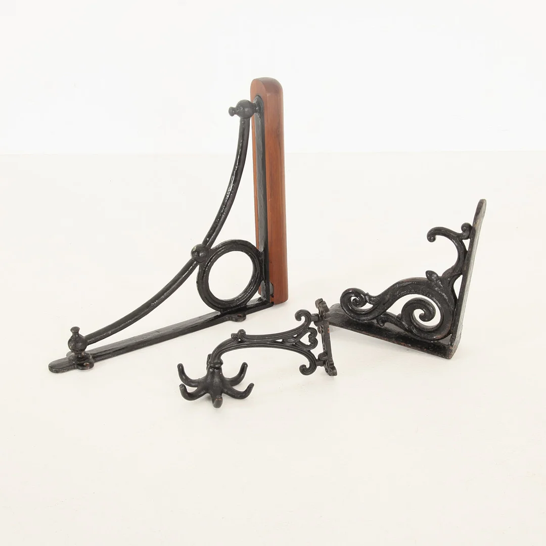 STALLTILLBEHÖR, 3 delar, Qvesarum. — Other metals — Auktionsverket Engelholm