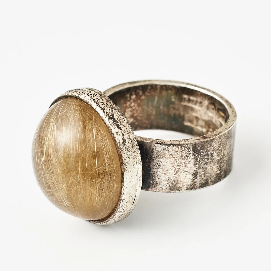 BENGT LILJEDAHL. Ring, silver, cabochonslipad kvartssten med rutilier, Stockholm 1973. — Rings — Stockholms Auktionsverk Magasin 5