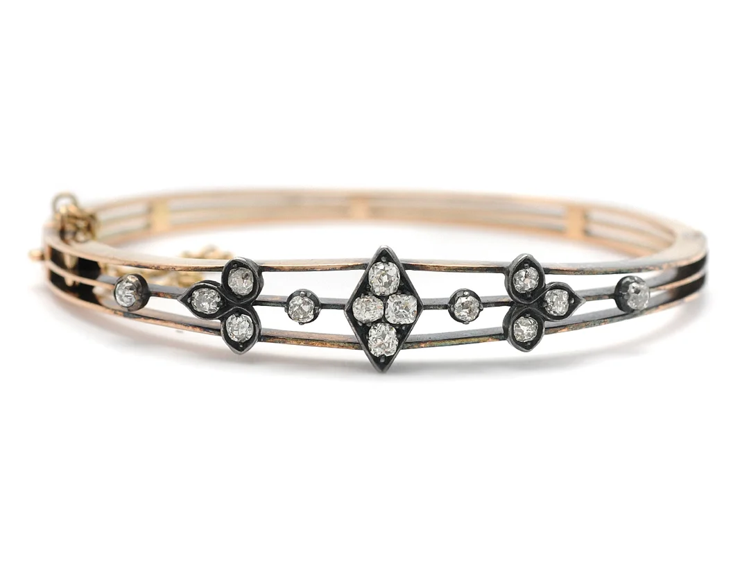 ARMBAND, 14K guld/silver, 14 gammalslipade diamanter ca 0,80 ctv, ca TCR-TCA/VS-P, 5,8 x 4,6 cm, öppningsbart, vikt 16,3 g, säkerhetskedja. — Smycken/Armband — Kaplans