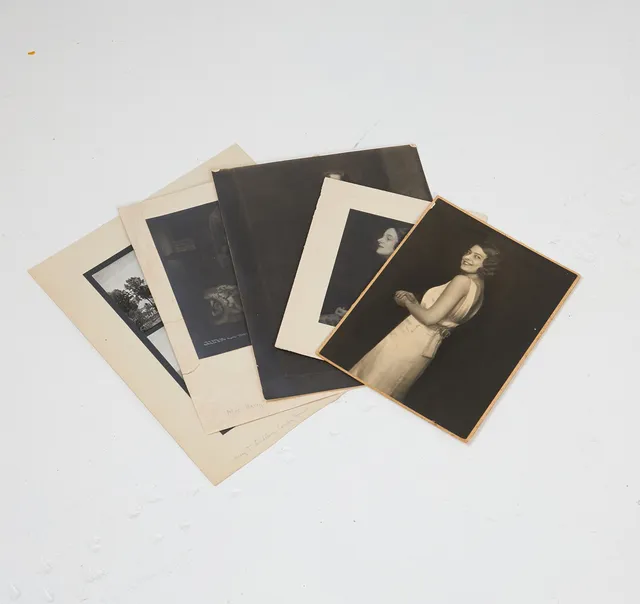 HENRY B GOODWIN. (1878-1931), porträtt och Harry T. Lindbergs hus, 5 st., Mrs Lindeberg, Meggie Albanesi, Grevinnan Bielke Sturefors och okänd, fotogravyr och gelatinsilver fotografi.