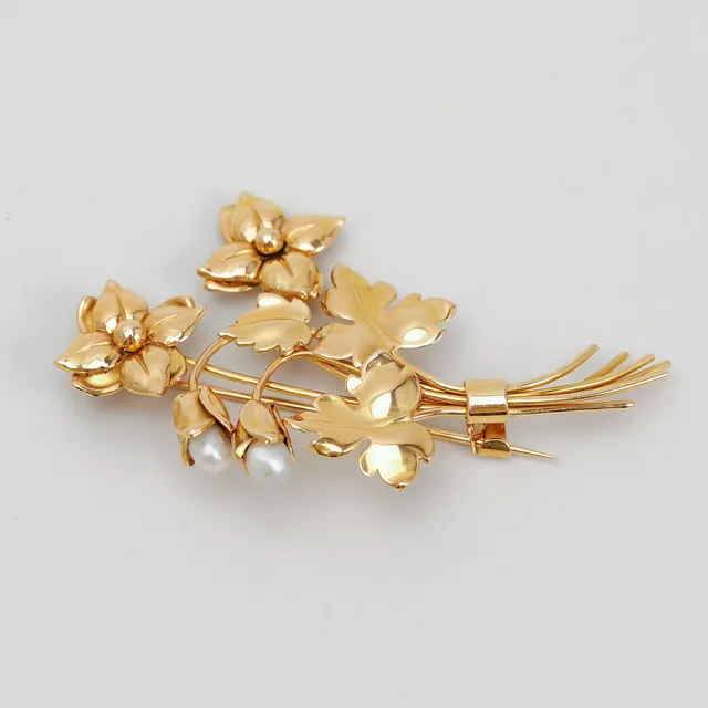 BROSCH i form av bukett, 18k guld med 2 odlade pärlor, Sverige 1945. Totalvikt ca 10,4 gram.