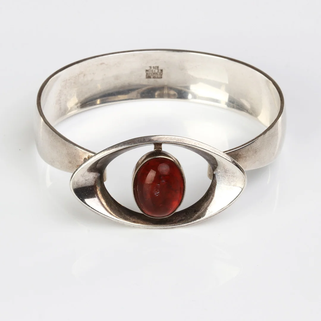 NIELS ERIK FROM, ARMRING, Sterlingsilver med bärnsten. — Bracelets — Skånes Auktionsverk