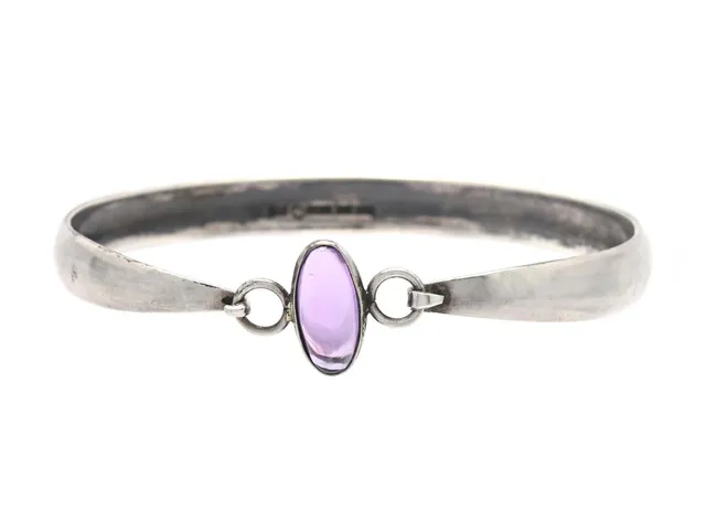 ARMRING, silver, cabochonslipad ametist, öppningsbar, Salovaara, Åbo 1959, innermått ca 18 cm, vikt 10,0 g.