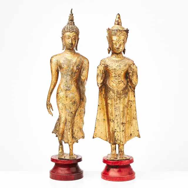 BUDDHOR, 2 st, Thailand, 1900-tal, förgylld brons, socklar i bemålat trä.