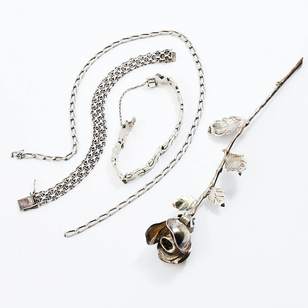PARTI SILVER 925 & 830, 4 delar, Ros samt armband och collier,1900-tal. — Silver — Stockholms Auktionsverk Sickla