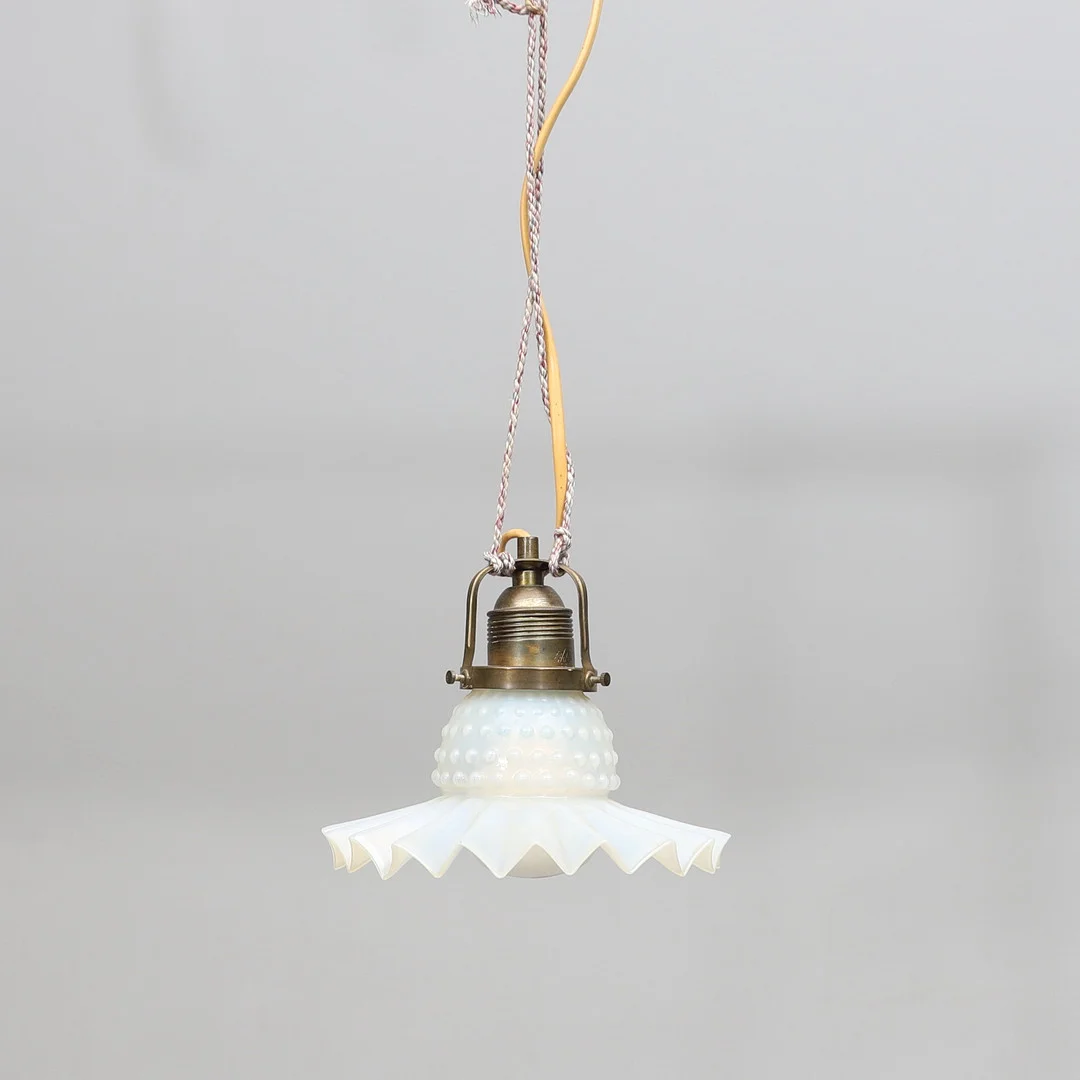FÖNSTERLAMPA, opalglas och mässing, 1900-talets första hälft. — Other lighting — Gomér & Andersson Norrköping