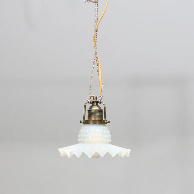 FÖNSTERLAMPA, opalglas och mässing, 1900-talets första hälft.