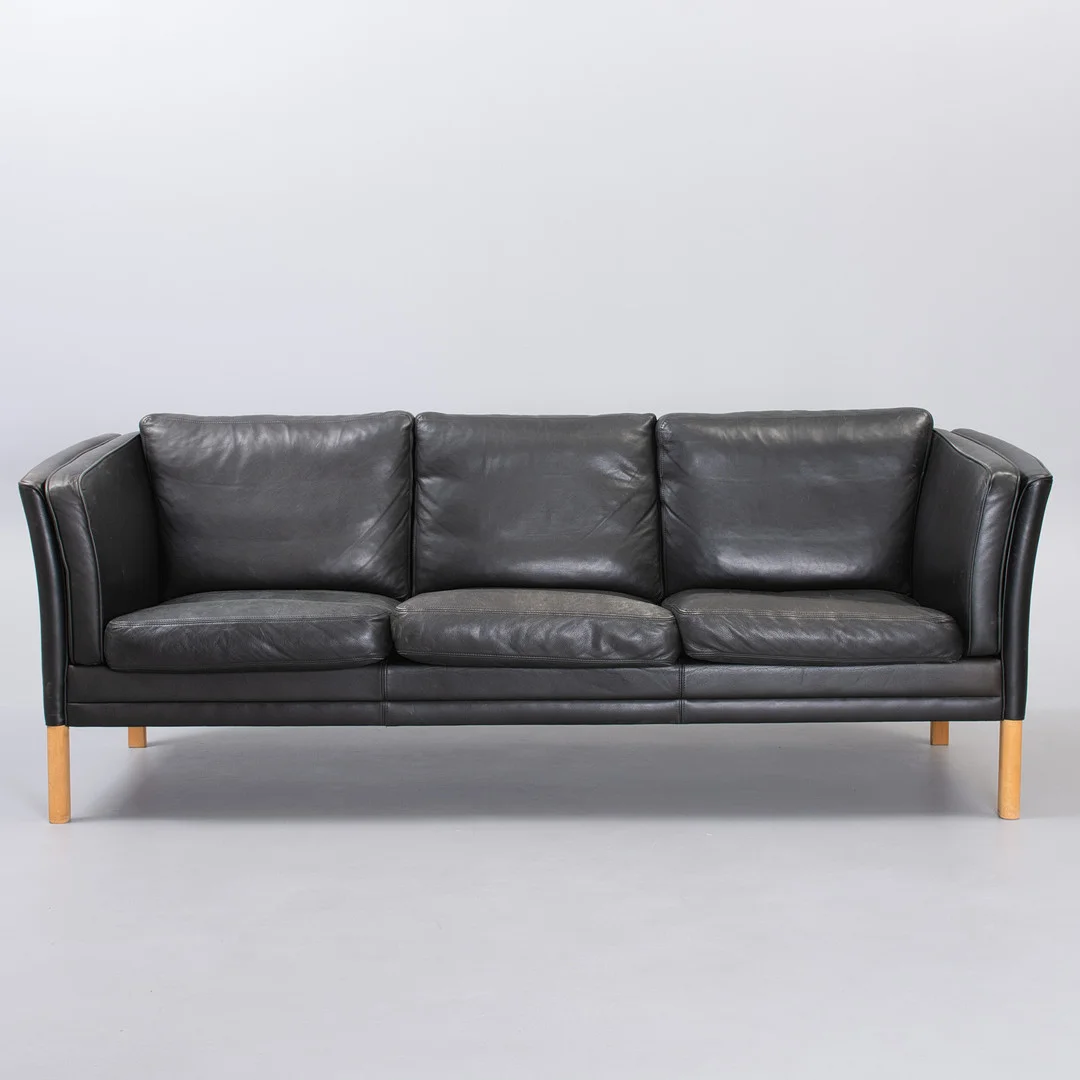 MOGENS HANSEN sofa betrukket i sort læder. Danmark, anden halvdel af 1900-tallet. — Sofas & Seatings — Sørensen Auktioner