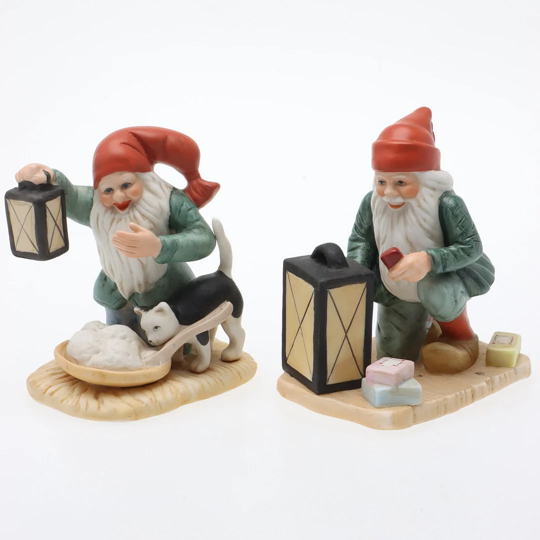 JENNY NYSTRÖM. Efter. Tomtar, ett par, porslin, bl.a. Tomte med katt och grötfat, Kalmar Läns Museum. — European — Ekenbergs Auktioner