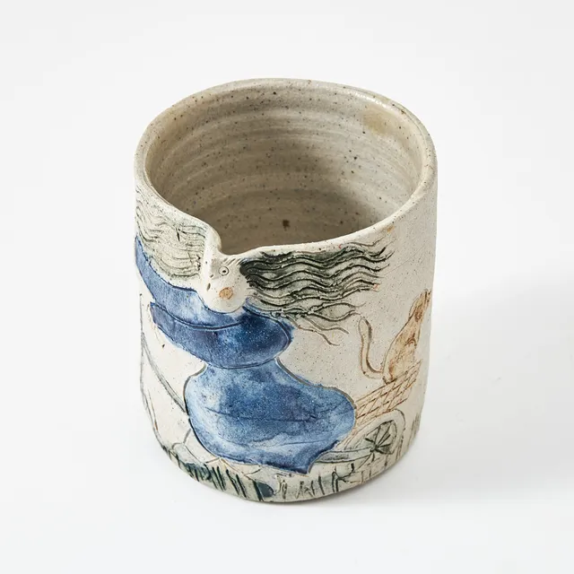 AMIE STÅLKRANTZ (FÖDD 1930). MUGG, delvis glaserad och bemålad keramik.