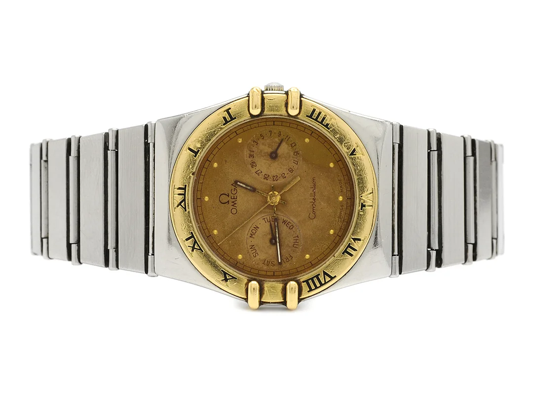OMEGA, Constellation, s.k. "Uggla", Cal 1444, Serie nr. 50829719, Ref nr. DR 396.1070, Boett nr. 396.1070 / 1080, herrur, 32,5 mm, stål/guld, quartz, safirglas, dag, datum, skadad urtavla, defekt, integrerad originallänk, viklås (skadat), Ref nr. 1448/431.6, ca 1988. — Klockor/Omega — Kaplans