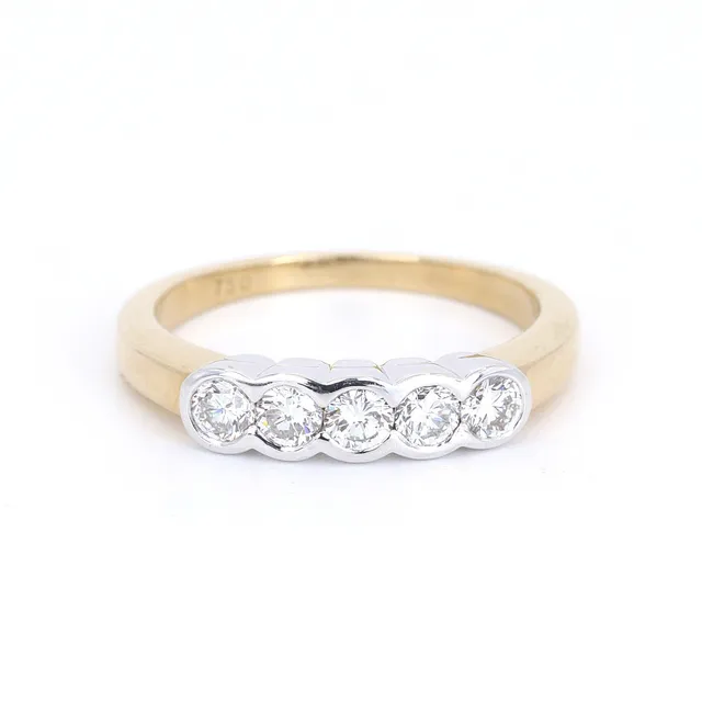 18CT GOLD DIAMOND SET FIVE STONE RING.