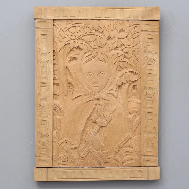 HELMER TELEMAN. (Kalmar 1903-1991) Trärelief, kvinna med blommor, osignerad.