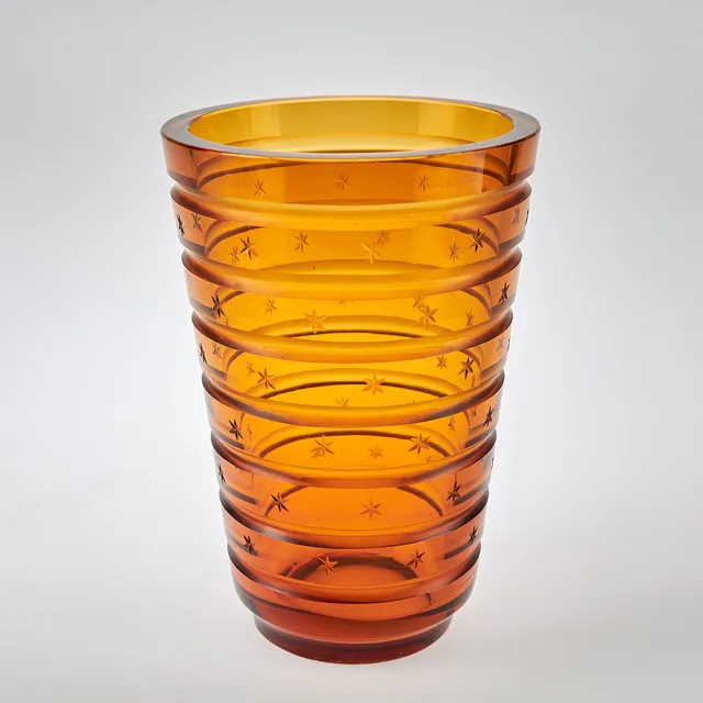 GÖRAN HONGELL. VAS, signerad G. H. Karhula, slipat bärnstensfärgat glas med stjärndekor.