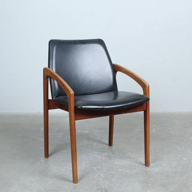 HENNING KJÆRNULF. für Korup Stolefabrik, Armlehnsuhl, Modell '' 23 '' , Teak, Leder, 1960er.