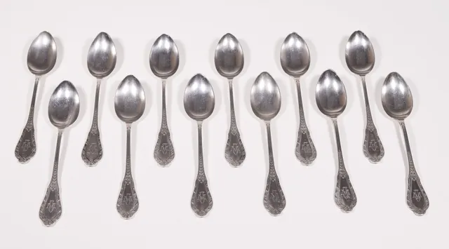 JUEGO DE 12 CUCHARILLAS DE POSTRE EN PLATA. MOSTANY LLOPART.