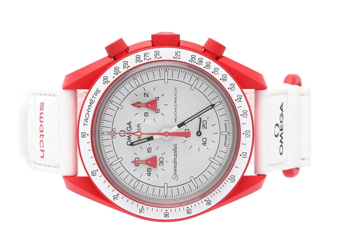 SWATCH/OMEGA, MoonSwatch, Mission to Mars, Ref nr. SO33R100, kronograf, herrur, 42 mm, bioceramic, quartz, plexiglas, Velcro-band, cert, november 2022, box, ytterkartong. — Klockor/Swatch — Kaplans
