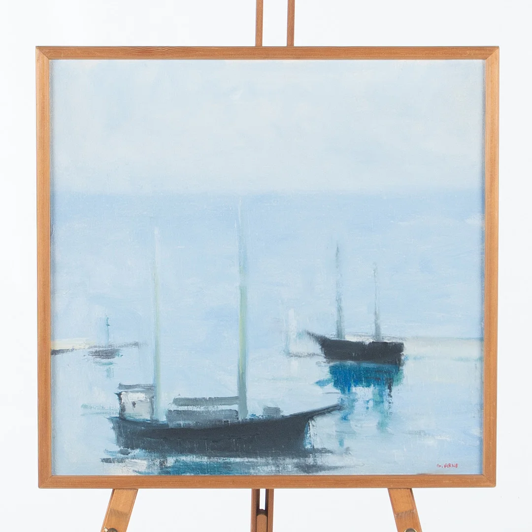 GUSTAV ARNE. Olja på duk hamnmotiv med förtöjda båtar. — Paintings — Laholms Auktionskammare