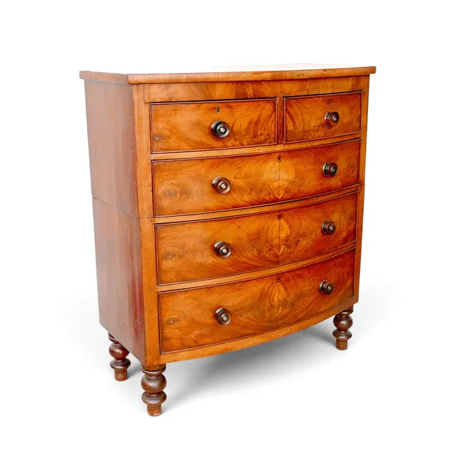 AN EARLY 20TH CENTURY MAHOGANY CHEST OF DRAWERS.