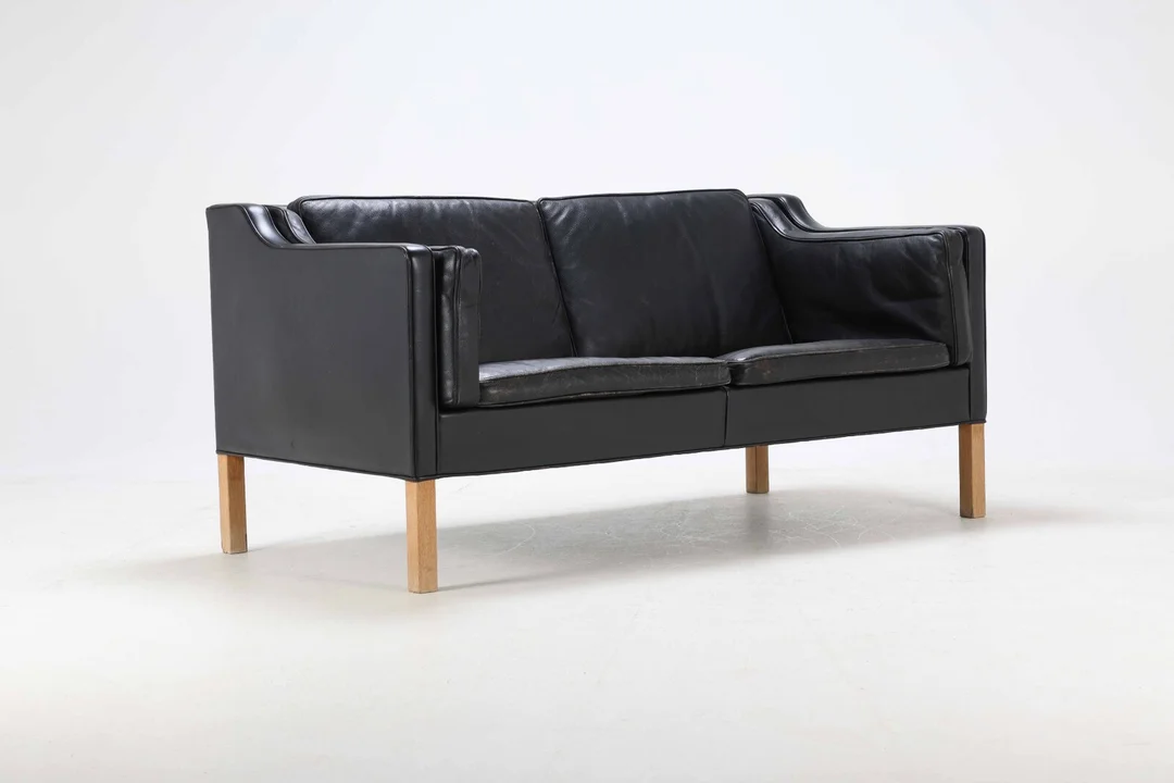 Børge Mogensen: Two-person. sofa with black leather, model 2212. — Furniture/Lounge suites, sofas — Lauritz