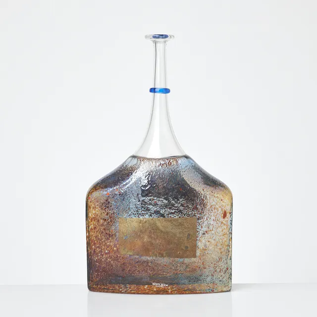 BERTIL VALLIEN. "Satellite", flaska, glas, signerad B Vallien 89263, etikettmärkt, Kosta Boda.