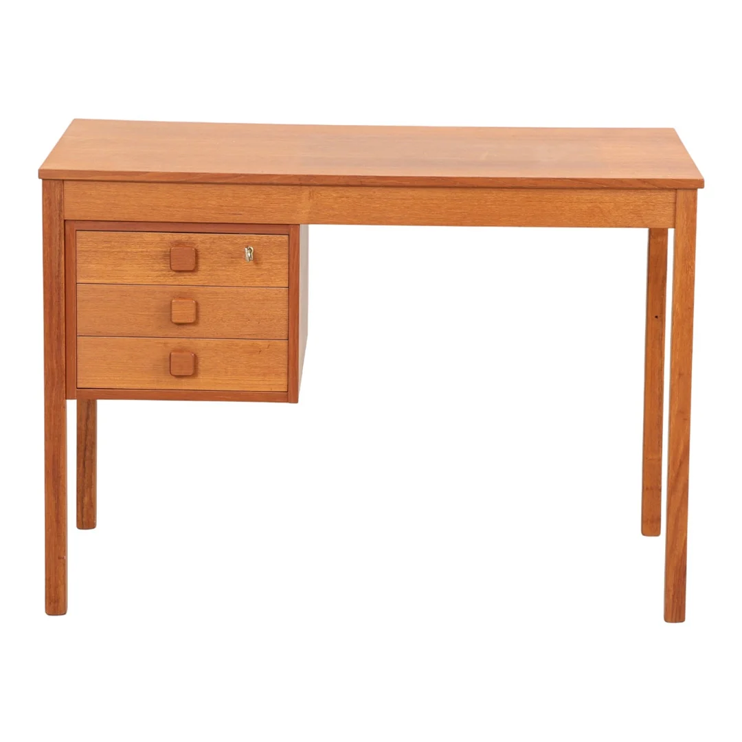 DANSK MØBELFABRIK. Lille skrivebord af teak, 1960'erne. — Desks — Bidstrup Auktioner
