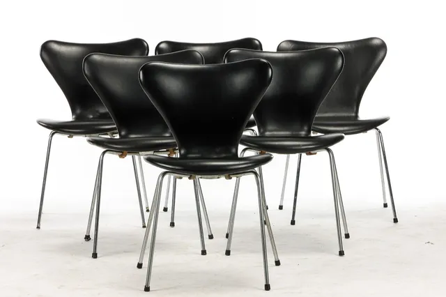 Arne Jacobsen. Six 'seven' chairs, model 3107, black skai (6)