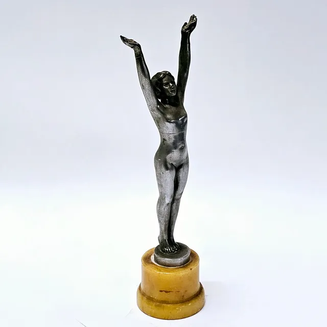 FIGURA DE JOVEN EN ESTAÑO. PRIMER TERCIO SIGLO XX.