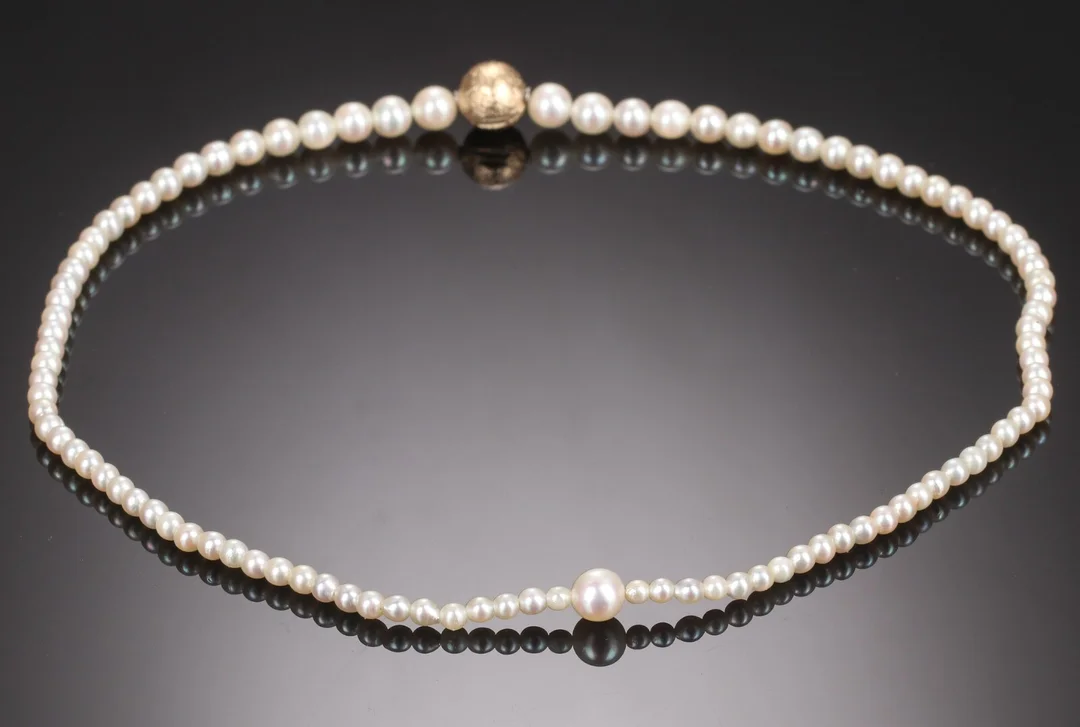 Ole Lynggaard. Perlehalskæde med kuglelås af 14 kt. guld (2) — Jewellery/Necklaces, pendants — Lauritz