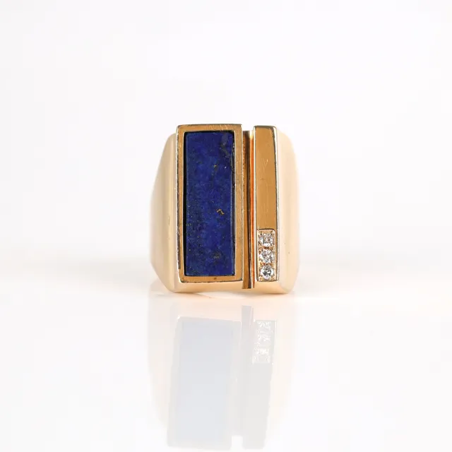 Palle Nielsen: A ring of 14k gold set with lapis lazuli and diamonds. Size 53.