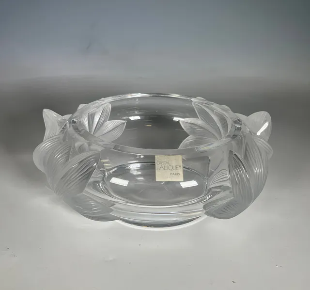 RENÉ LALIQUE. Große Schale / Tafelaufsatz aus massivem Kristallglas.