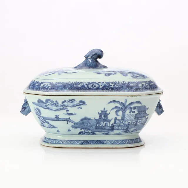 TERRIN MED LOCK. Porslin med blåvit dekor. Kina, 17/1800-tal.