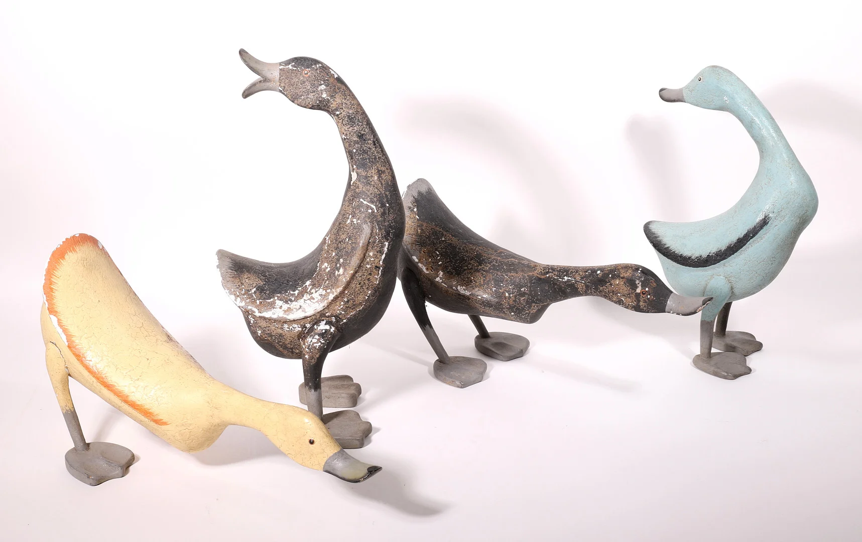 COLECCIÓN DE 4 PATOS ANTIGUOS. TALLA EN MADERA POLICROMADA. — Sculptures & Bronzes — Barcelona Auctions